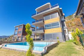 Neue moderne Luxusvilla mit Meerblick