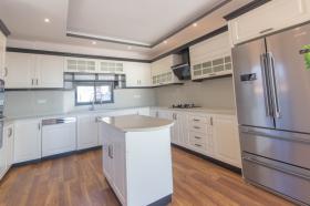 Neue moderne Luxusvilla mit Meerblick