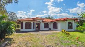 Villa mit 4 Schlafzimmern und 1,6 ha Land in Liberia