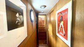 Romantischer Lastkahn im Herzen des historischen Paris