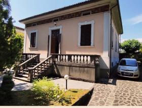Villa befindet sich in einem mittelalterlichen Dorf in der Toskana