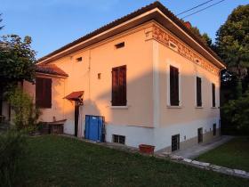 Villa befindet sich in einem mittelalterlichen Dorf in der Toskana