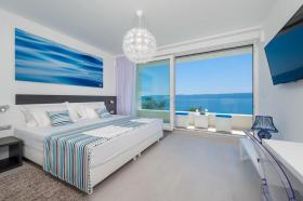Luxusvilla mit Blick auf das Meer in Dalmatien