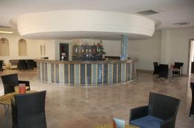 Gut etabliertes Hotel an einem herrlichen Strand gelegen
