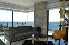Appartement mit Panoramafenster und Meerblick
