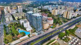 Appartement mit Panoramafenster und Meerblick