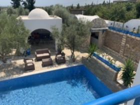Villa inmitten von Olivenbäumen mit Meerblick