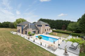 Moderne exklusive Villa zu verkaufen