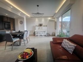 Hervorragende Wohnung mit Terrassen in einer kleinen Residenz mit Pool
