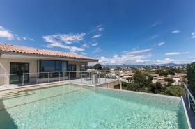 Zeitgenössische Villa mit Panoramablick auf die Stadt und das Meer