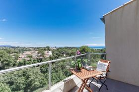 Zeitgenössische Villa mit Panoramablick auf die Stadt und das Meer
