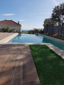 Moderne Villa an der französischen Riviera mit Meerblick