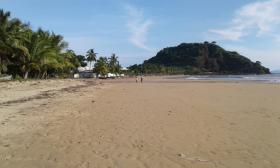 Grundstück mit Haus am Strand von Ambodrona zu verkaufen
