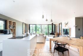 Zu verkaufen neues Haus am Rande des Ozeans und des Waldes