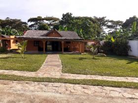 Zum Verkauf zusammen Restaurant, Ferienhaus und Villa auf der Touristeninsel