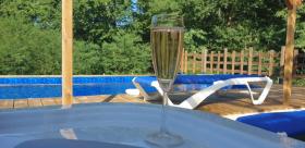 Renovierte Villa in ruhiger Lage mit Swimmingpool und Jacuzzi