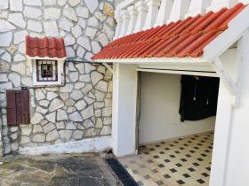 Steinhaus in Strandnähe in einem Wohngebiet