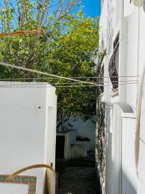 Steinhaus in Strandnähe in einem Wohngebiet