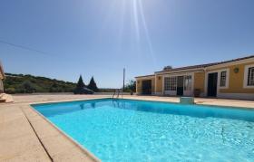 Fantastisch renovierte 5-Zimmer-Villa, 14000 m2 Grundstück, Tennisplatz, Pool
