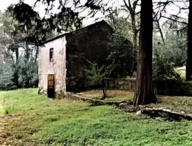 Geräumige, renovierungsbedürftige Immobilie, 13.680m2 Grundstück
