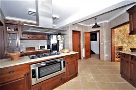 Vier Zimmer Villa 234 m2 Wohnfläche  auf Grundstück von 1050m2 mit Schwimmbad.