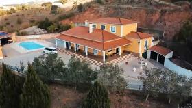 Fantastisch renovierte 5-Zimmer-Villa, 14000 m2 Grundstück, Tennisplatz, Pool