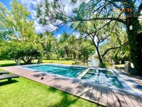 Haus in privater Wohnanlage mit Blick auf den Golfplatz und den See