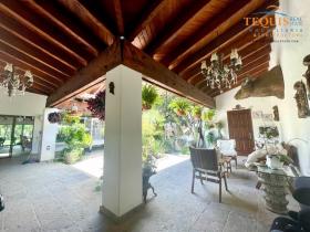 Haus in privater Wohnanlage mit Blick auf den Golfplatz und den See