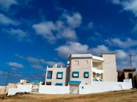 Villa am Wasser mit Blick auf die Insel Pilau