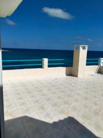 Villa am Wasser mit Blick auf die Insel Pilau