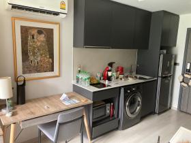 Zu verkaufen in der Gegend von Bangkok Asoke, neue 2-Zimmer-Wohnung - sofortige Rentabilität