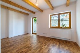 Neu rekonstruiertes Haus im ursprünglichen Stil mit modernen Elementen in Liboc