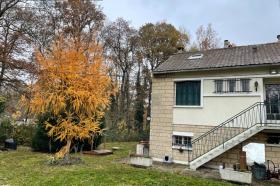Altes Haus mitten im Wald in schicker Gegend auf großem, ruhigem Grundstück