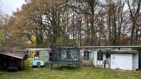 Altes Haus mitten im Wald in schicker Gegend auf großem, ruhigem Grundstück