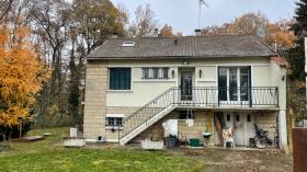 Altes Haus mitten im Wald in schicker Gegend auf großem, ruhigem Grundstück