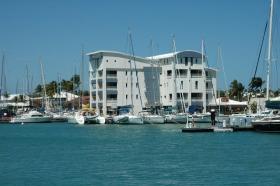 4-stöckiges Gebäude und 21 Apartments mit Blick aufs Meer
