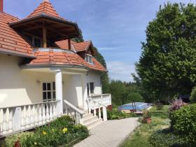 Haus mit Angrenzenden Pensionsgebäude