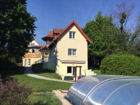 Haus mit Angrenzenden Pensionsgebäude