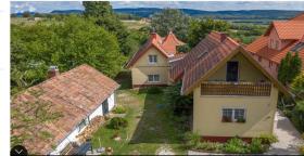 Haus mit Angrenzenden Pensionsgebäude