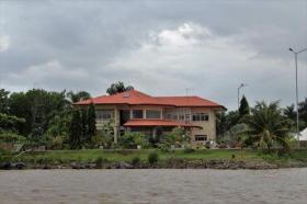Villa am Wasser mit privatem Jachthafen