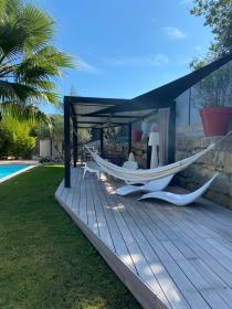 Schöne Villa mit Pool und Blick auf die Hügel
