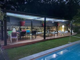 Schöne Villa mit Pool und Blick auf die Hügel