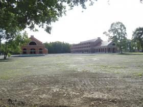 Zwei Gebäude mit einem besonderen Stil - einzigartige Architektur - 4,3 ha