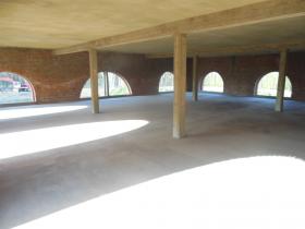 Zwei Gebäude mit einem besonderen Stil - einzigartige Architektur - 4,3 ha