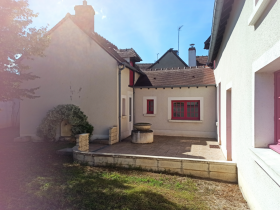 Schönes und großes Haus mit eingezäuntem Garten und Terrasse
