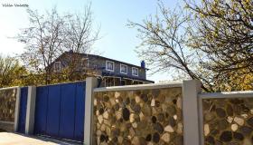 Dreistöckiges Haus zum Verkauf in Saguramo