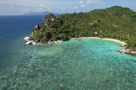 Doppelte Strandfront, bestehende Kokosnussplantage, erstaunliche Landzunge mit saisonalem Wasserfall