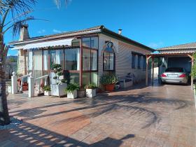 Chalet mit großem Swimmingpool in Miami Plata