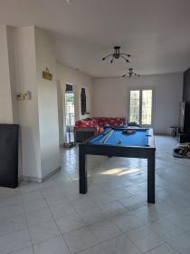 Einstöckiges Haus mit Panoramablick auf die Berge