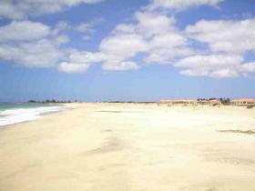 Hotelkomplex zu verkaufen vor einem einsamen 8 km langen weißen Sandstrand